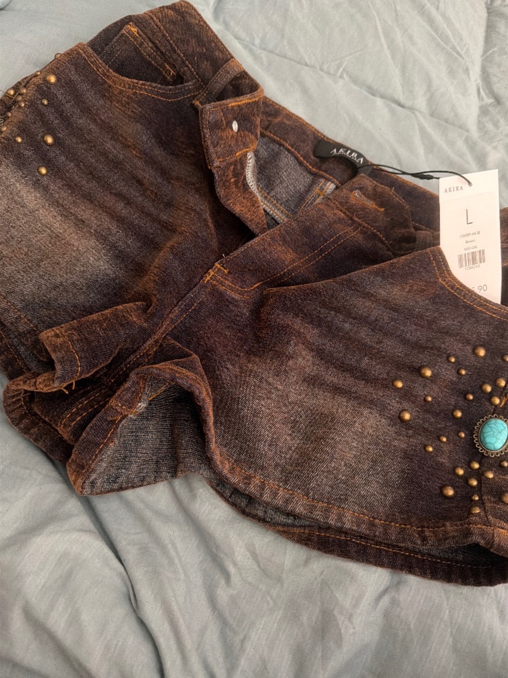 AKIRA INDIGO STUDDED DENIM SHORT Size LL
